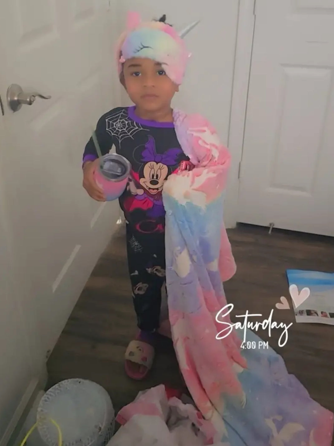 “Unicorn Life 🦄” Gift Box For Girls, Glow in The Dark Blanket, Eyemask, Tumbler, Drawstring Bag, Purse, Diary, Headband and more