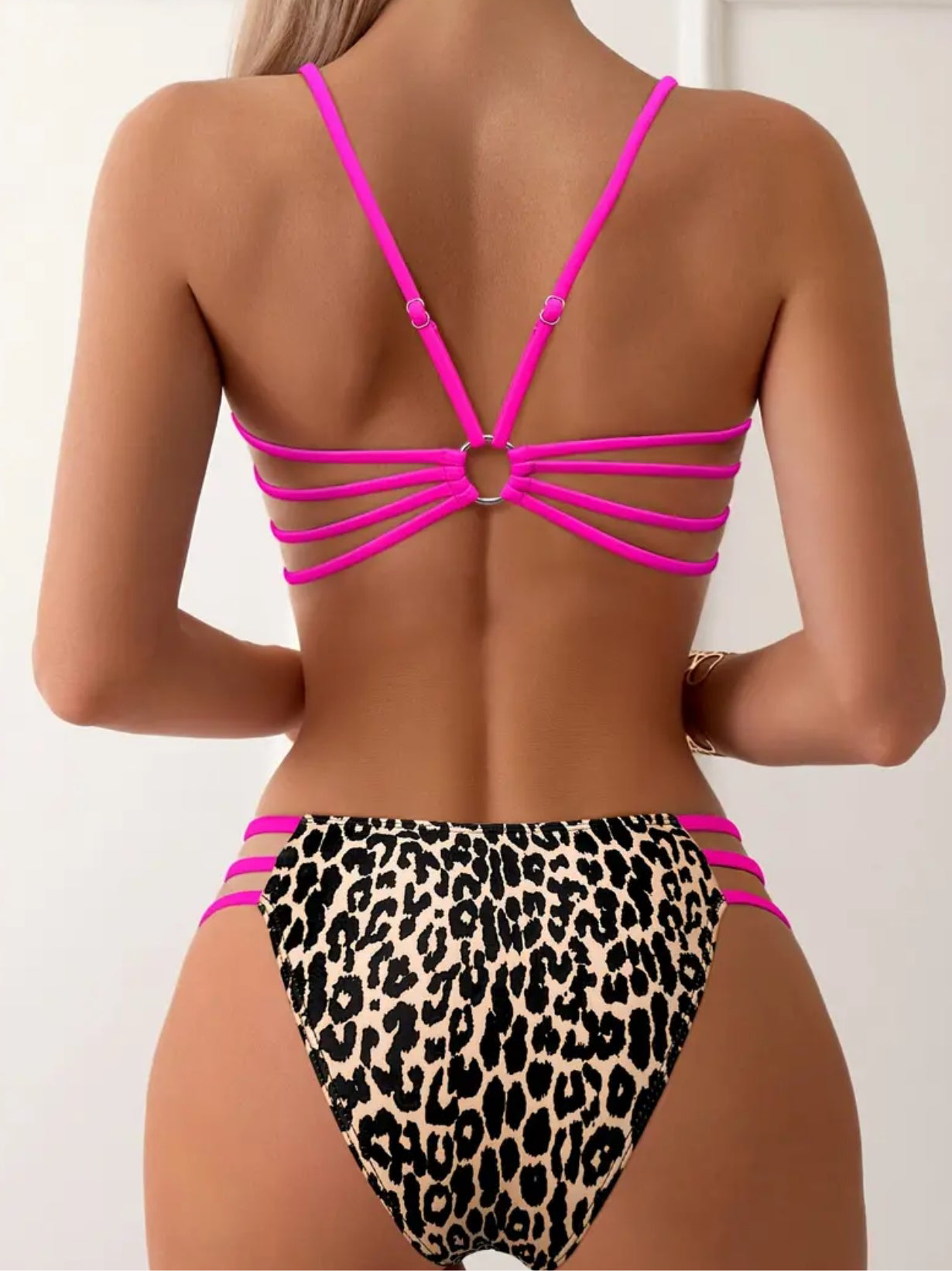 Conjunto de bikini de dos piezas con estampado de leopardo muy elástico y espalda descubierta con tiras