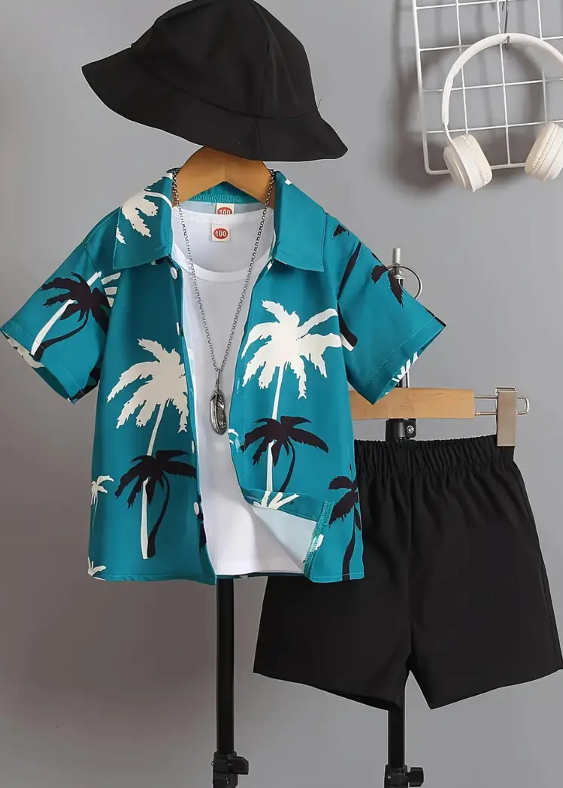 Camisa y pantalones cortos con la frase “Cocoteros con estilo y playa soleada”