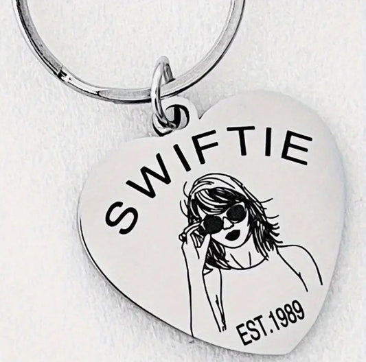 EST. 1989-Llavero de acero inoxidable con forma de corazón de Swiftie