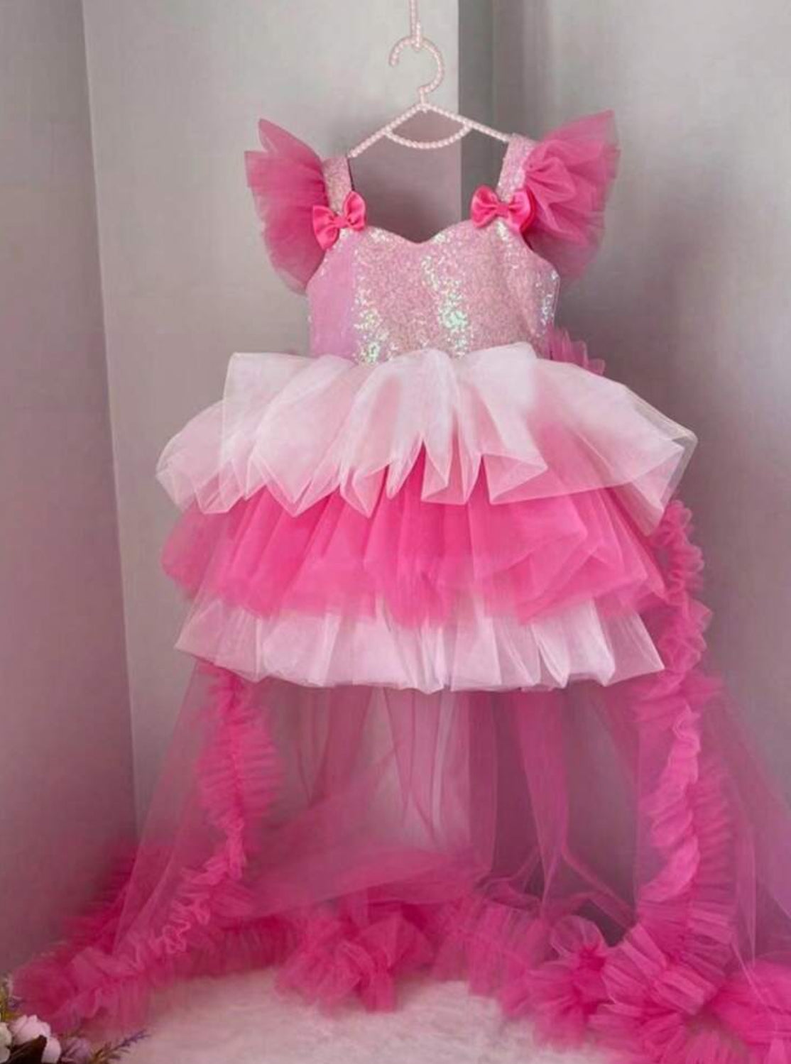 Elegante vestido de princesa para niña con decoración de lazo, lentejuelas y cola de tul de malla