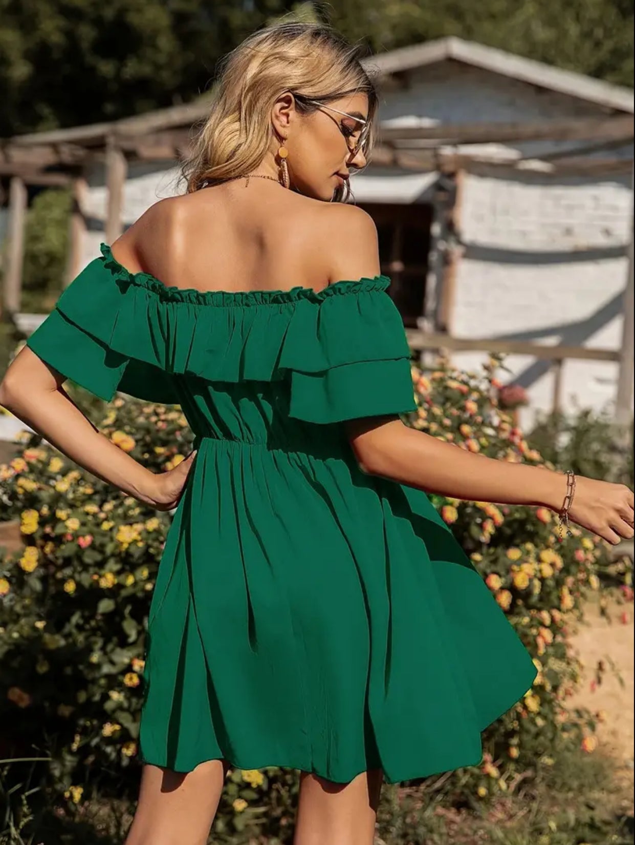 Vestido con hombros descubiertos y volantes en capas “Emerald”, elegante cintura delantera anudada