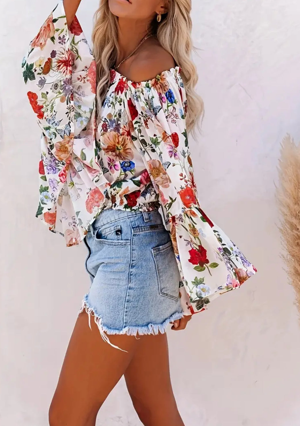 Blusa holgada con mangas acampanadas y ribetes con volantes “Floral Paradise”