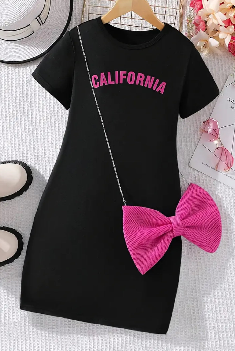 Vestido camiseta y bolso con lazo “California Girls”, Sweet Fashion