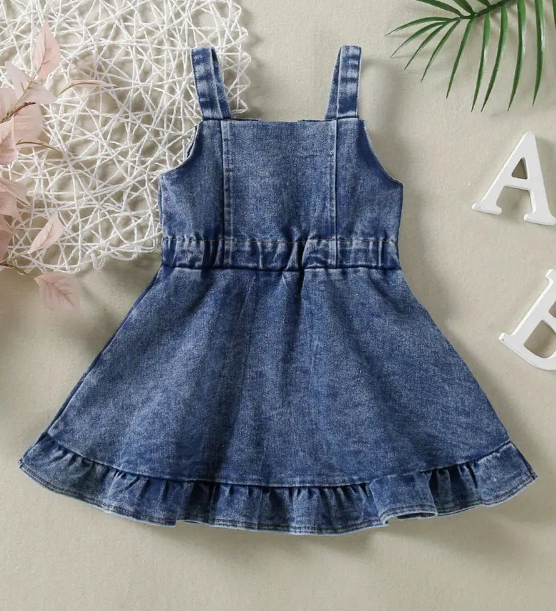 Vajzat e vogla “Denim Ruffles”, fustan në modë me butona pa mëngë