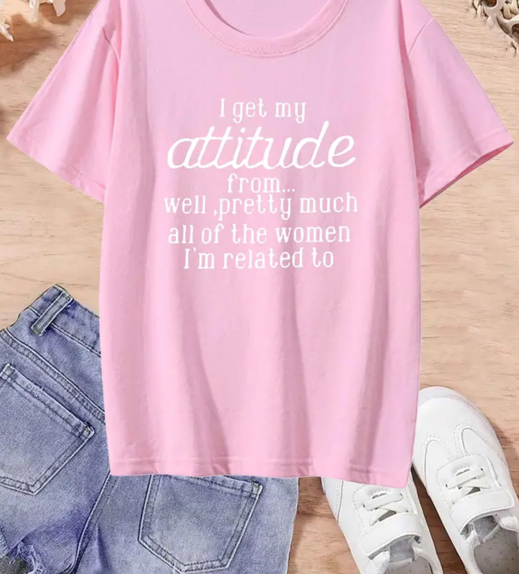 Camiseta estampada juvenil con la frase “Mi actitud proviene de casi todas las mujeres con las que estoy emparentado”