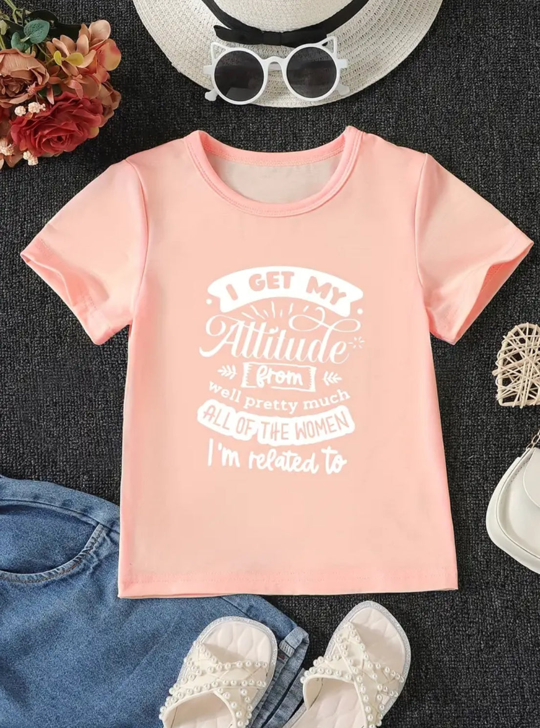 Camiseta juvenil “Mi actitud la heredé de casi todas las mujeres con las que estoy emparentado”