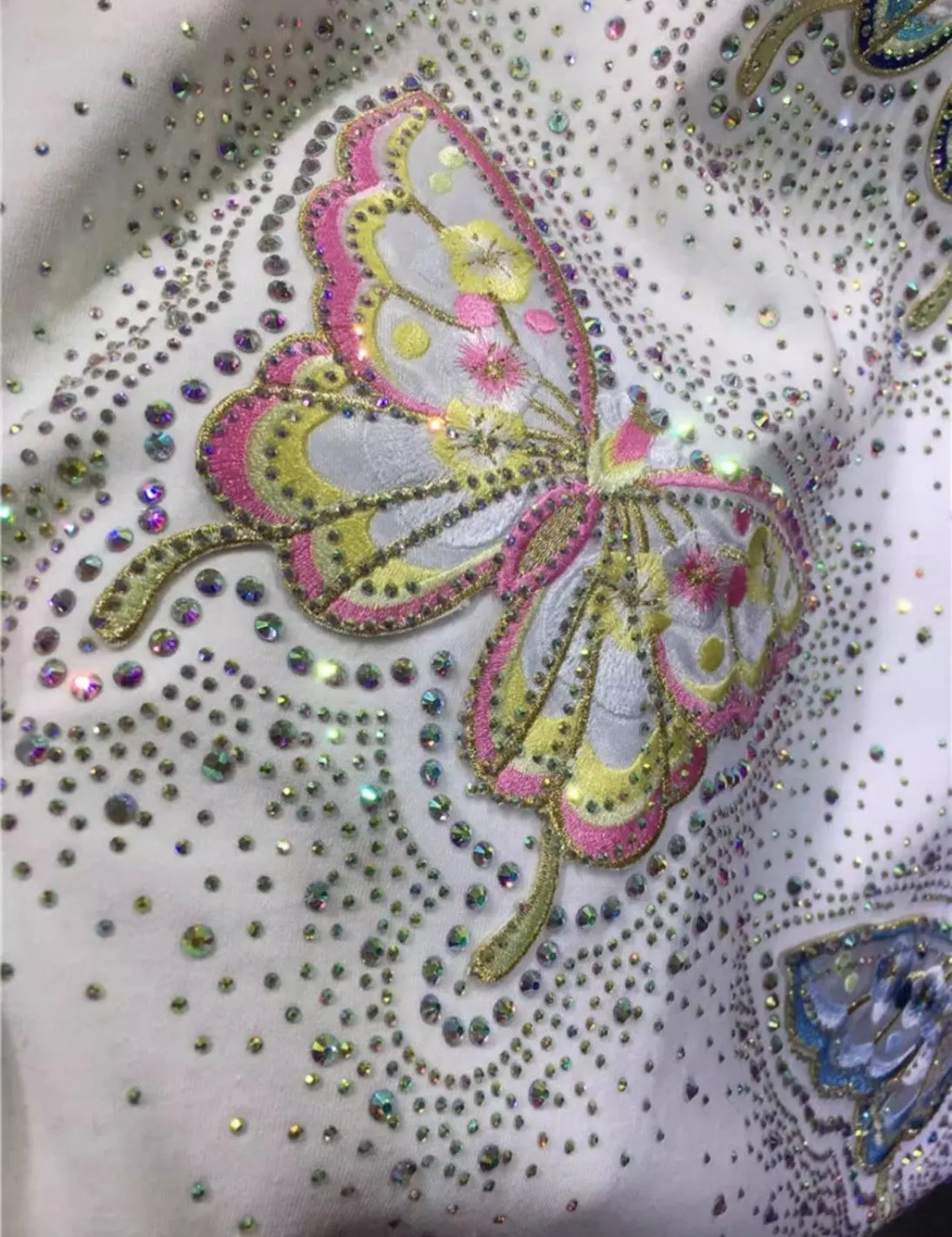 Camiseta para mujer con mariposas y brillantes diamantes de imitación, bordado colorido en tallas grandes