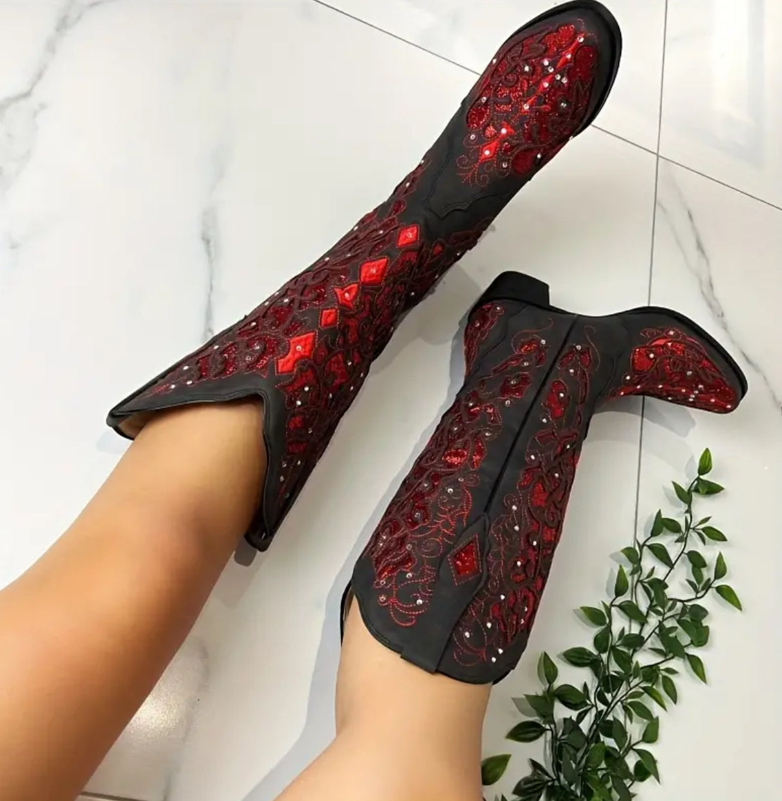 Bota de moda de media pantorrilla para mujer adornada con diamantes de imitación “Red, Red Wine”