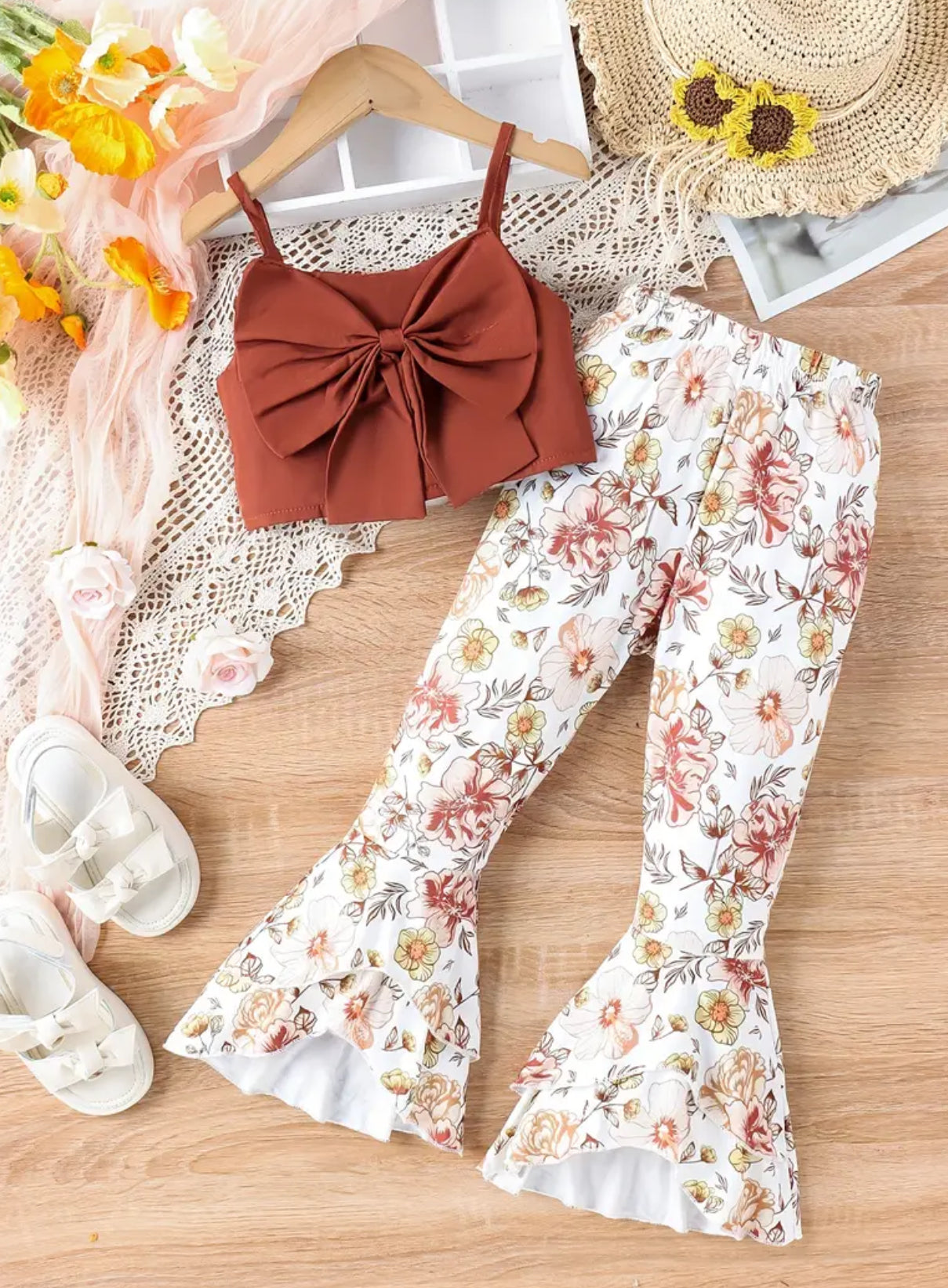 2 piezas de elegante camisola con decoración de lazo + pantalones acampanados con diseño floral