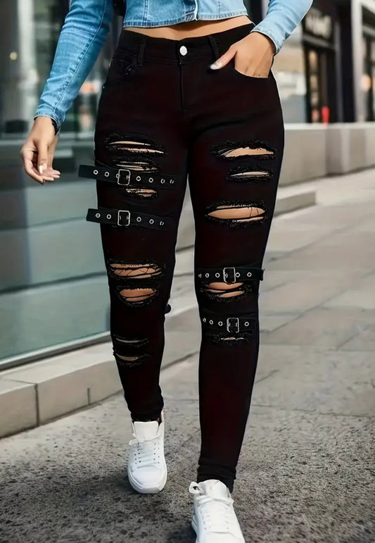 Jeans desgastados y rotos de color negro con detalles de hebillas, cintura alta, estilo callejero, pitillos