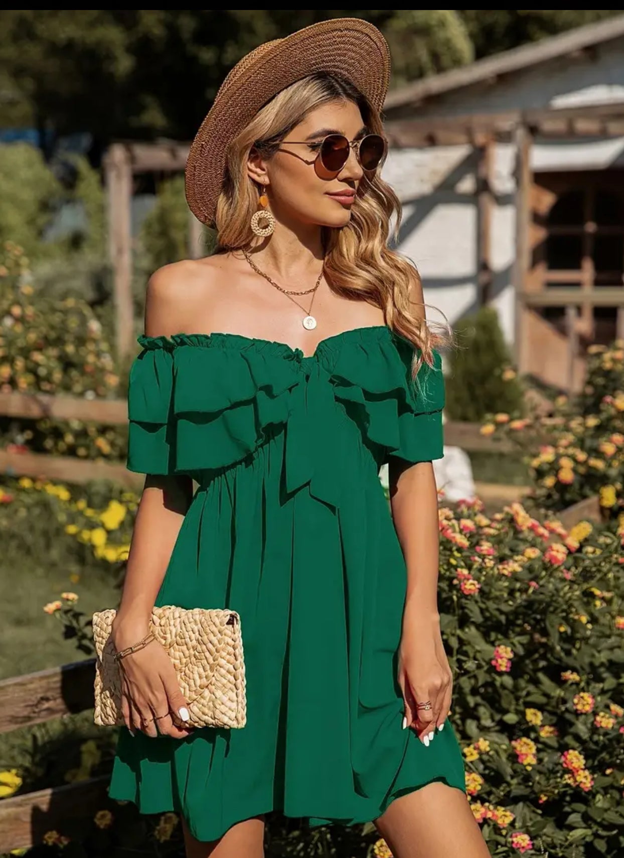 Vestido con hombros descubiertos y volantes en capas “Emerald”, elegante cintura delantera anudada