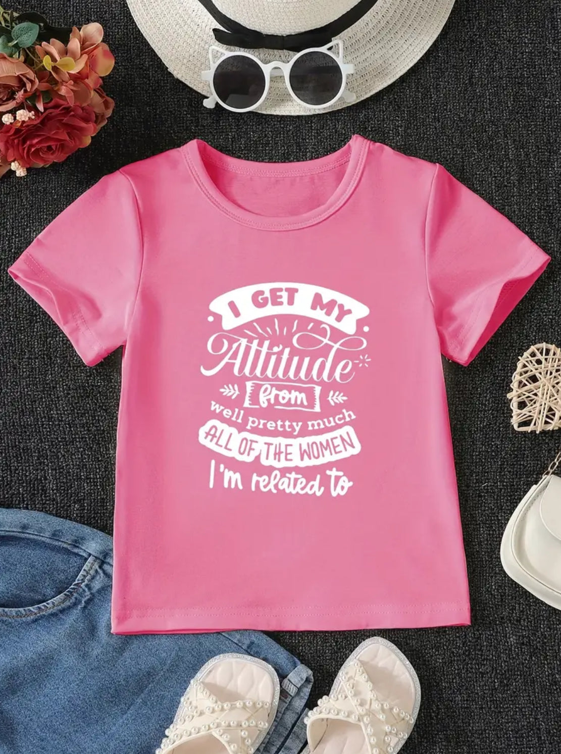 Camiseta juvenil “Mi actitud la heredé de casi todas las mujeres con las que estoy emparentado”