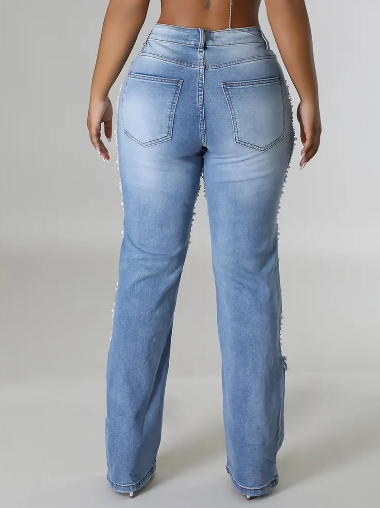 Jeans boyfriend de mezclilla con cadena de perlas, pierna recta, tiro medio, rotos y desgastados