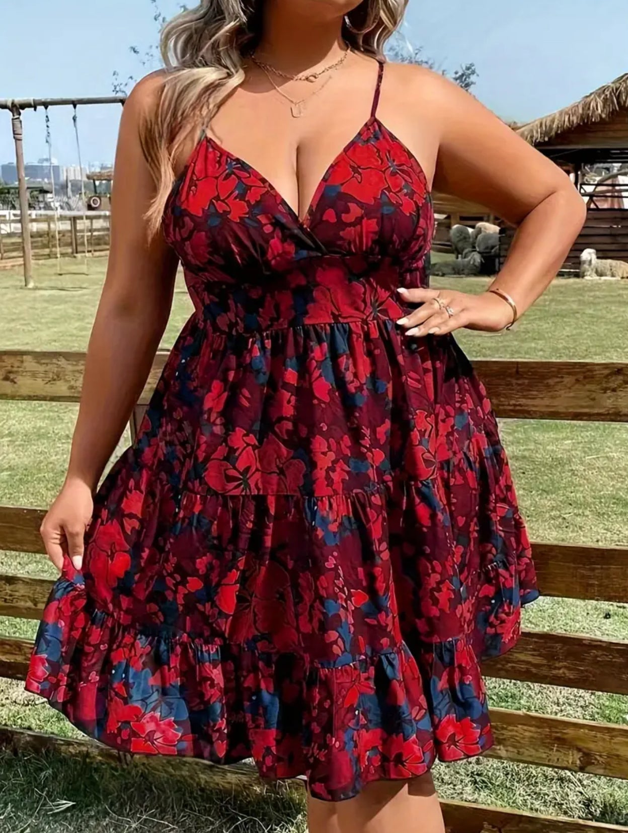 Vestido elegante con escote en V, sin mangas y fruncido en capas con flores rojas de talla grande