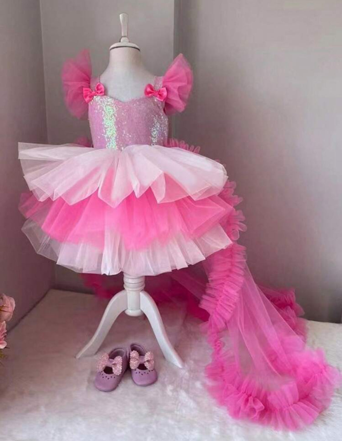 Elegante vestido de princesa para niña con decoración de lazo, lentejuelas y cola de tul de malla