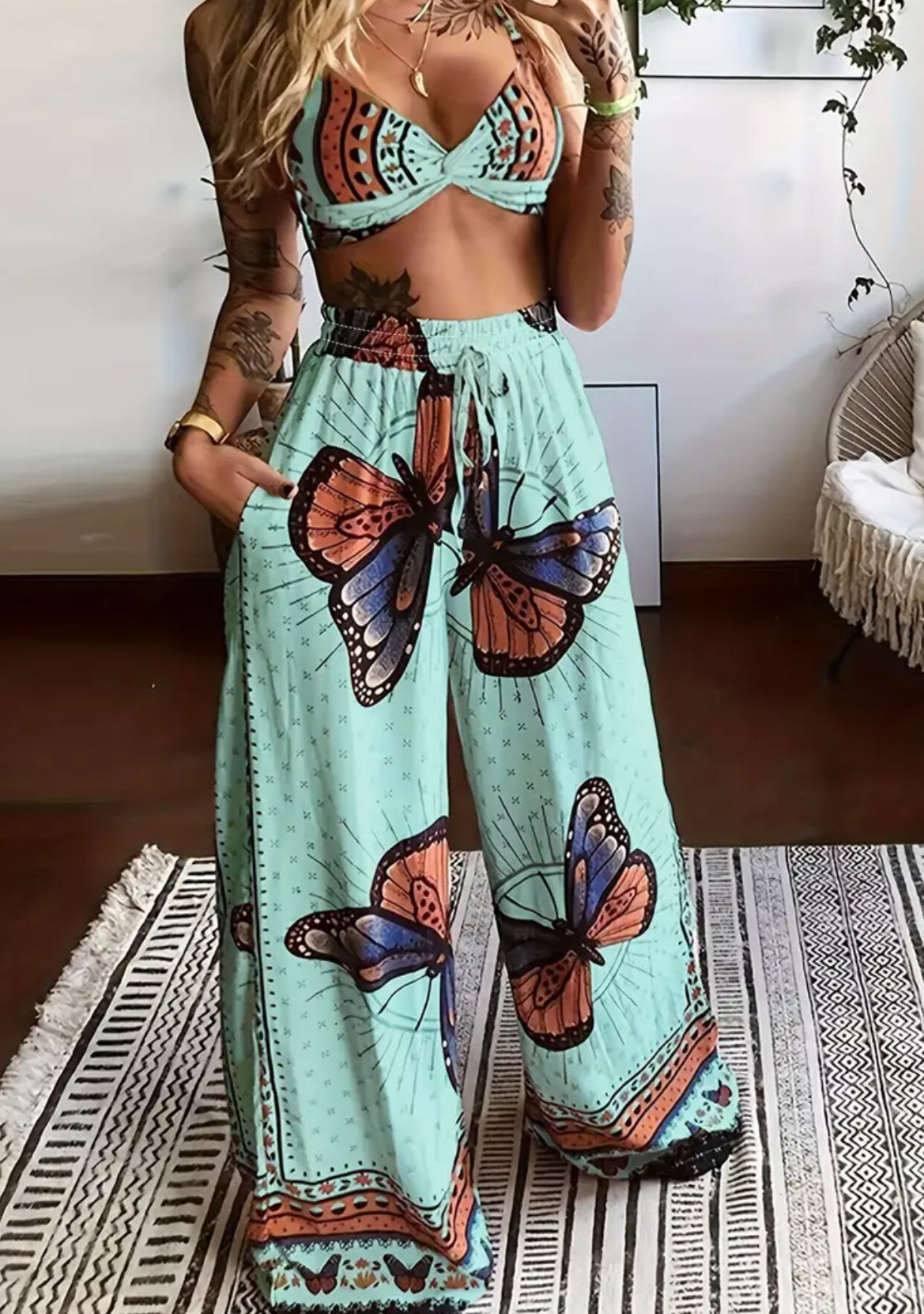 Conjunto de dos piezas con estampado de mariposas boho, top corto y pantalones anchos