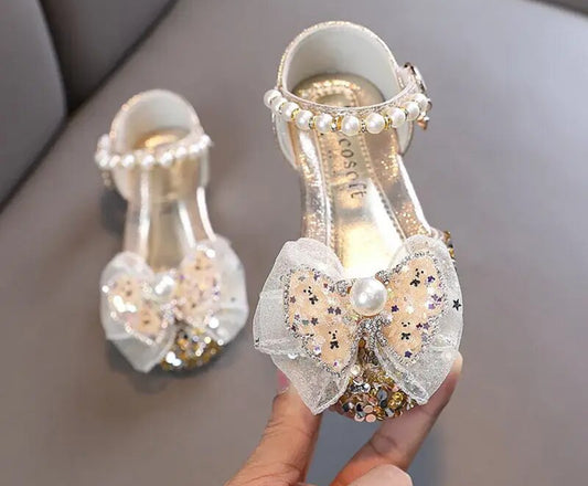 Tiaras, lentejuelas, diamantes de imitación y lazos: ¡Dios mío! Zapatos de princesa con tacón plano