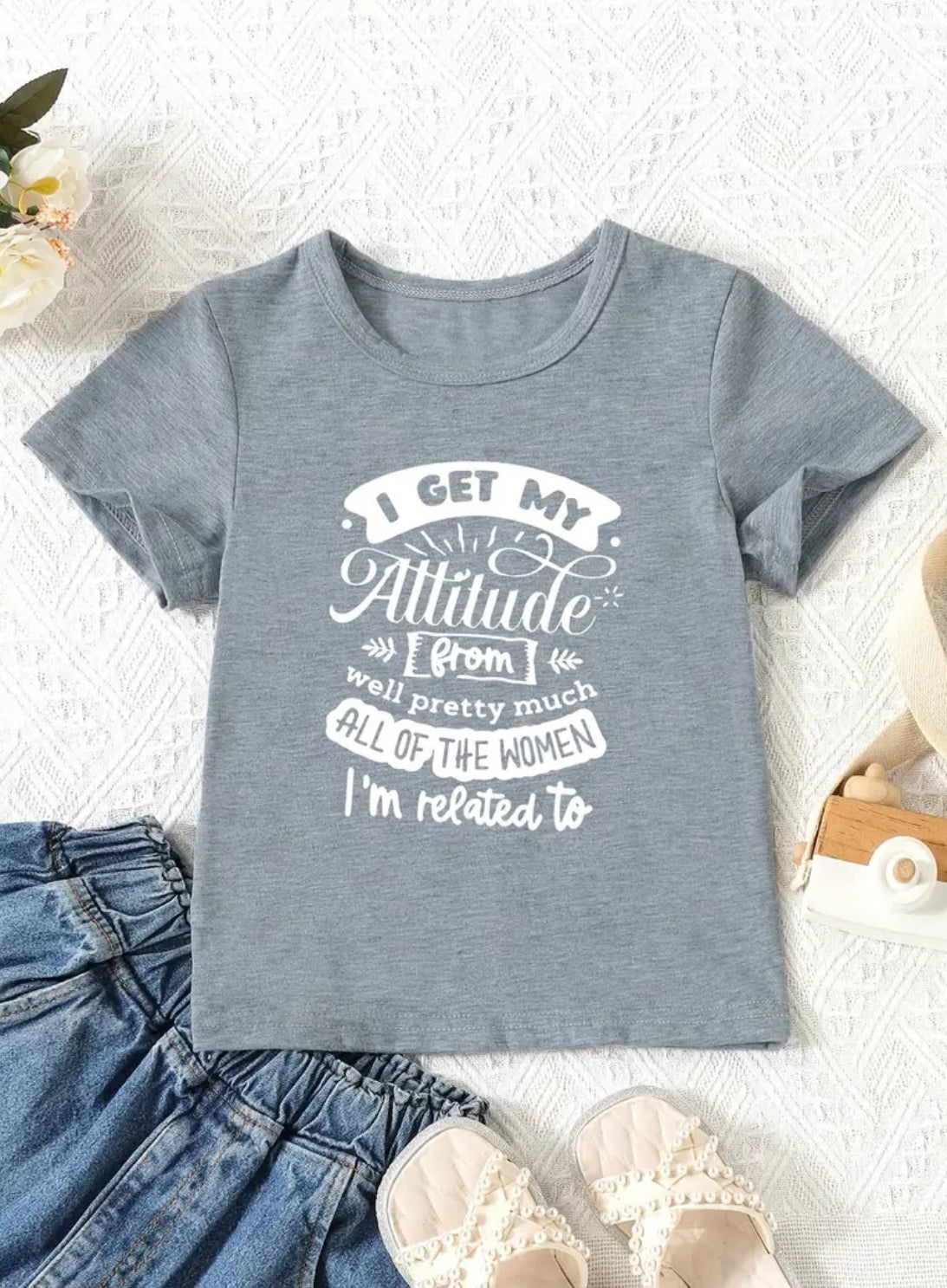 Camiseta juvenil “Mi actitud la heredé de casi todas las mujeres con las que estoy emparentado”