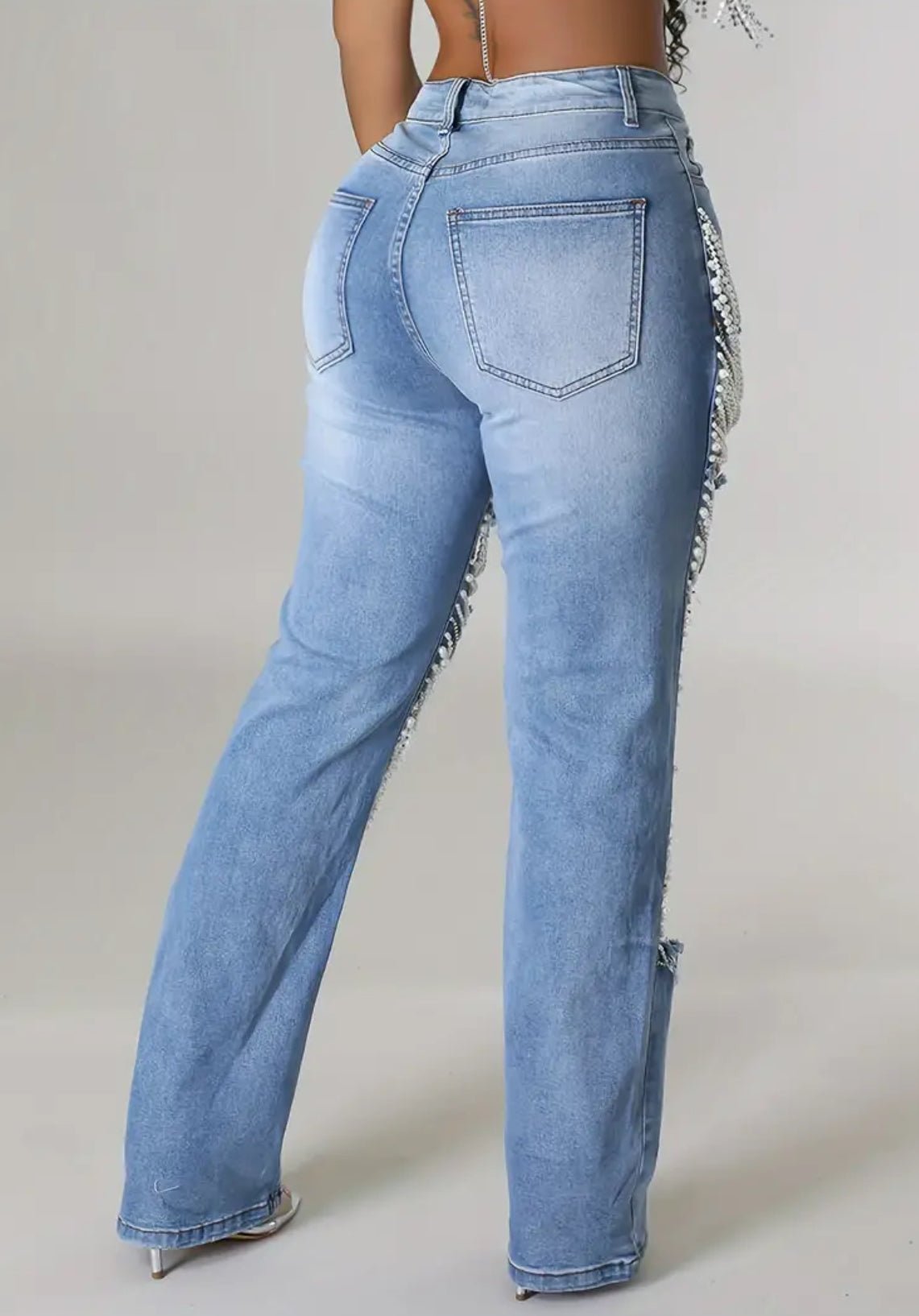 Jeans boyfriend de mezclilla con cadena de perlas, pierna recta, tiro medio, rotos y desgastados