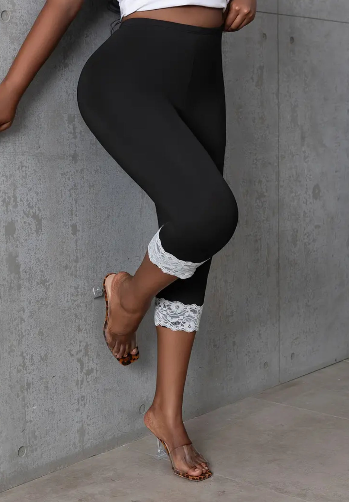 Leggings capri negros con encaje blanco, corte ajustado, cintura elástica, versátiles (hasta talla 4XL)