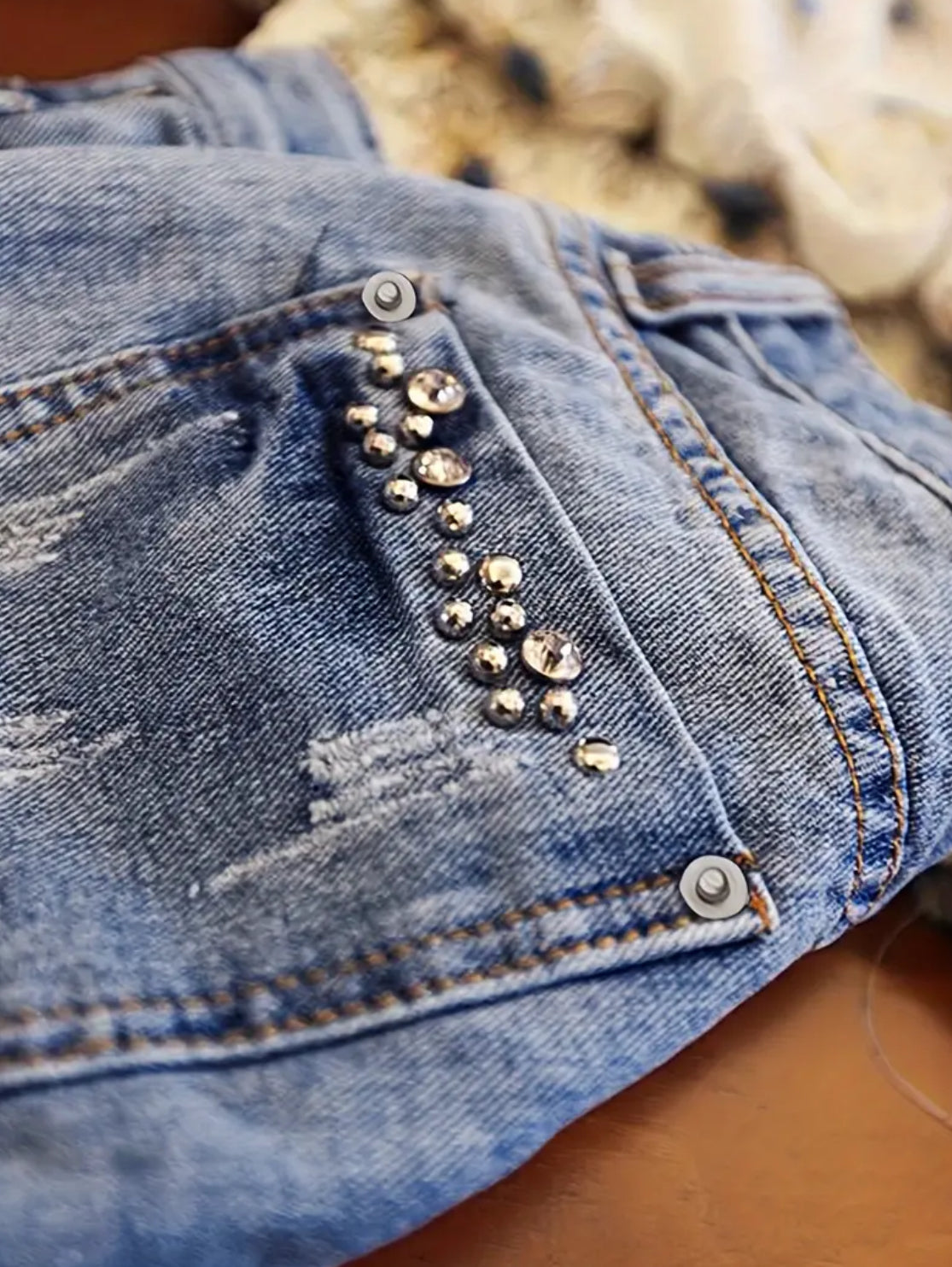 “Studded Distressed” Decor Ripped Raw Hem Washed Blue Denim Shorts