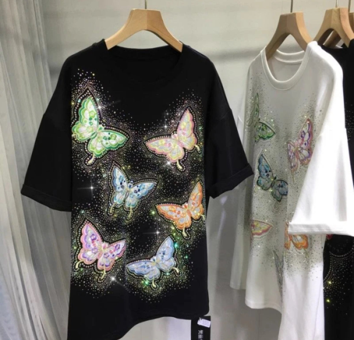 Camiseta para mujer con mariposas y brillantes diamantes de imitación, bordado colorido en tallas grandes