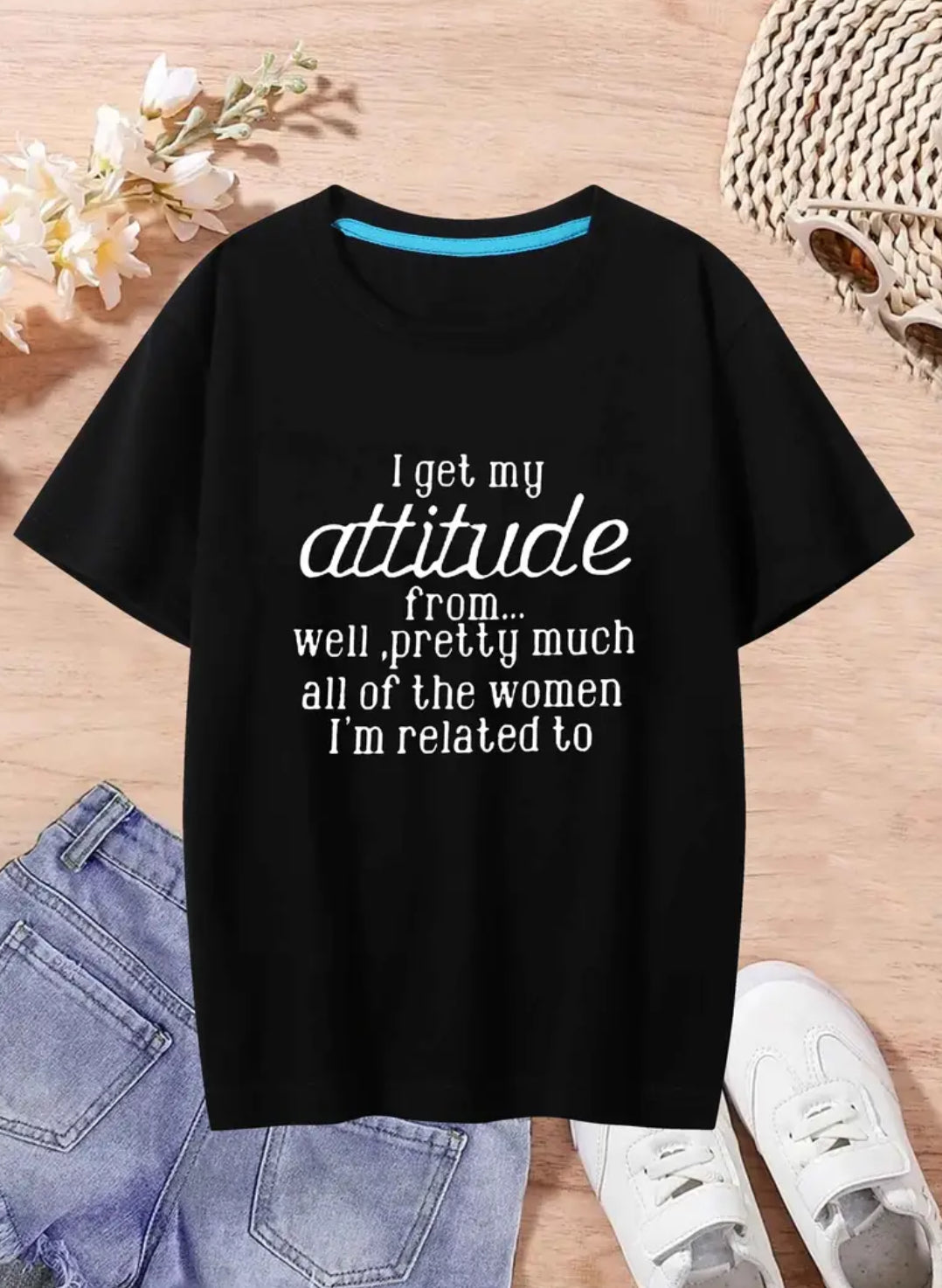 Camiseta estampada juvenil con la frase “Mi actitud proviene de casi todas las mujeres con las que estoy emparentado”