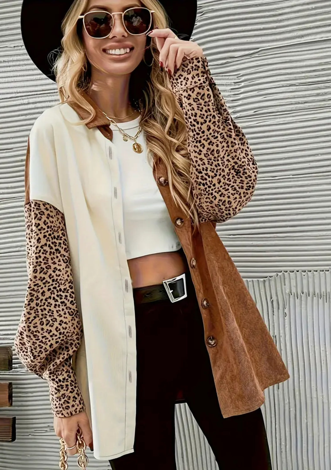 Blusa informal con botones, hombros caídos y manga larga con bolsillo en el pecho y estampado de leopardo