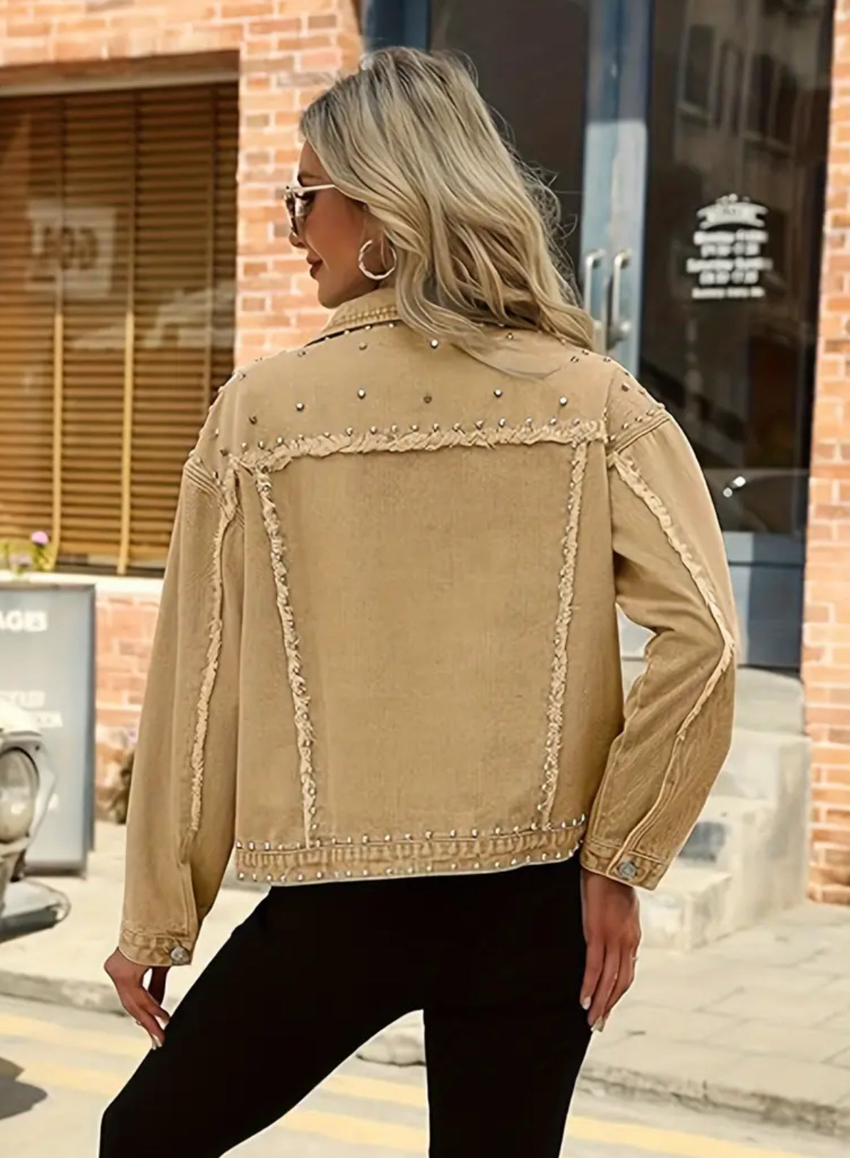 Chaqueta vaquera con tachuelas y detalle sin rematar