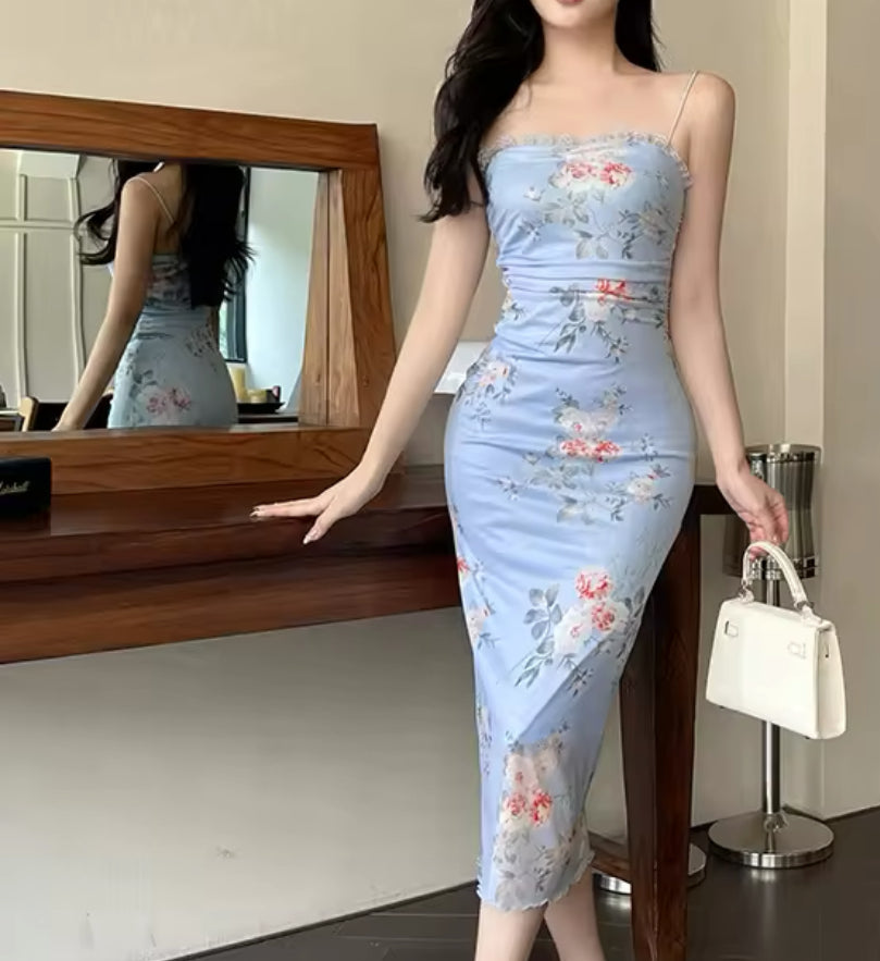 Elegante vestido con tirantes finos y flores, sin espalda y hombros descubiertos