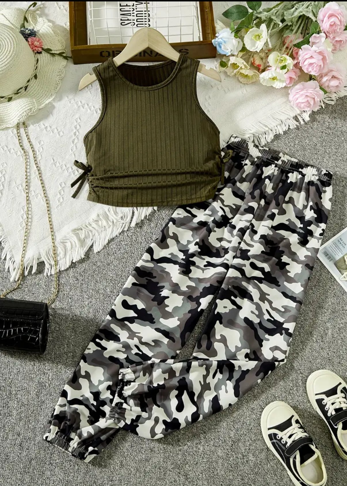 2pcs Girls Solid Ribbed Crew Neck Sleeveless Top + Camouflage Pants Set