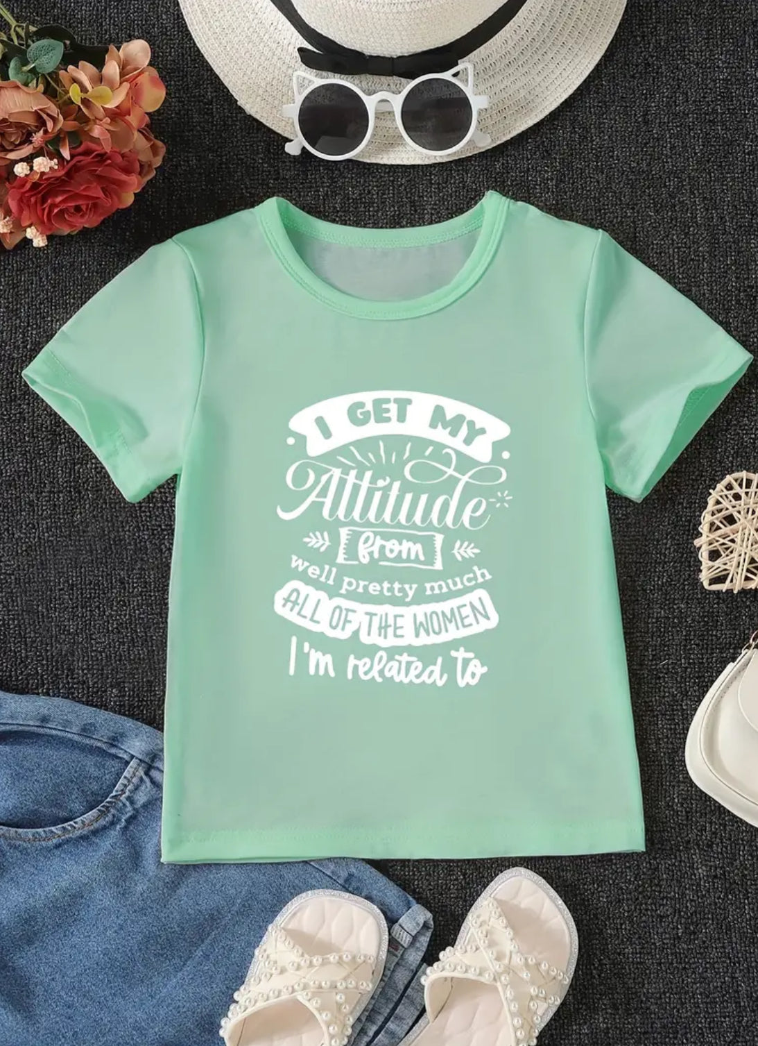 Camiseta juvenil “Mi actitud la heredé de casi todas las mujeres con las que estoy emparentado”