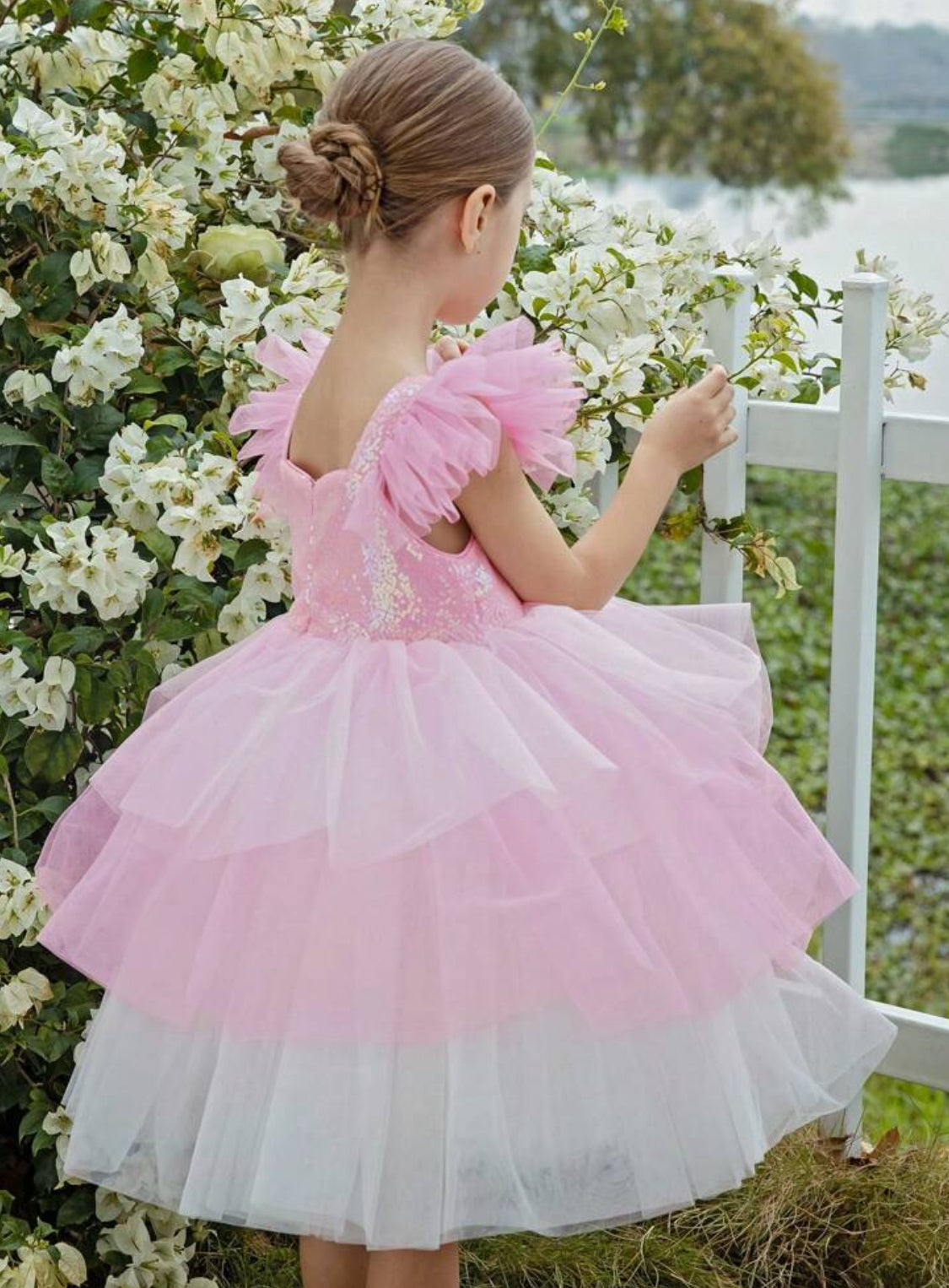 Elegante vestido de princesa para niña con decoración de lazo, lentejuelas y cola de tul de malla