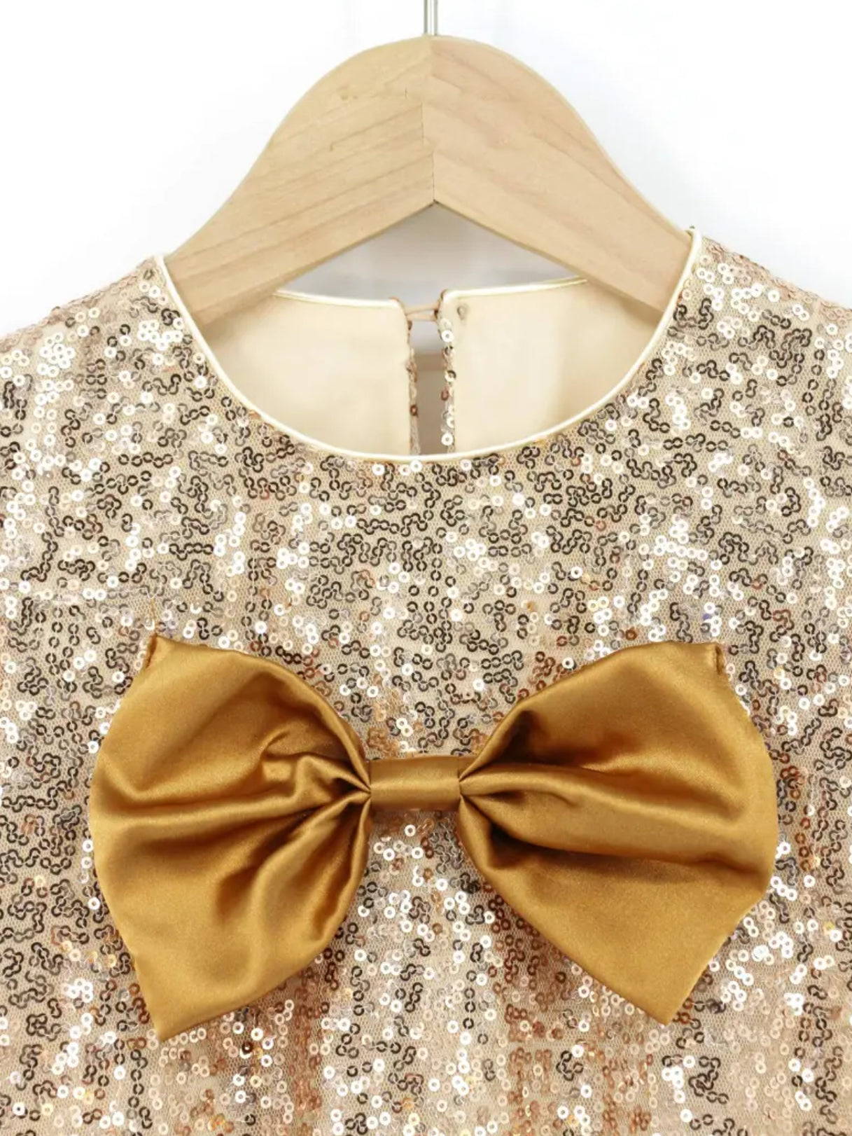 Vestido de manga corta con lentejuelas por todas partes “Golden Bows”