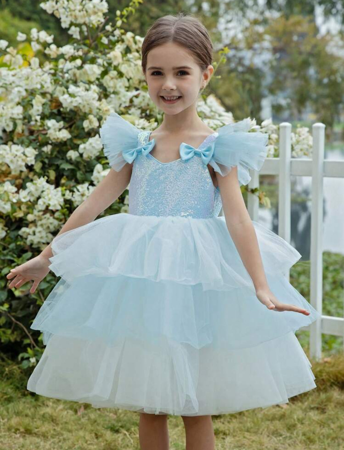 Elegante vestido de princesa para niña con decoración de lazo, lentejuelas y cola de tul de malla