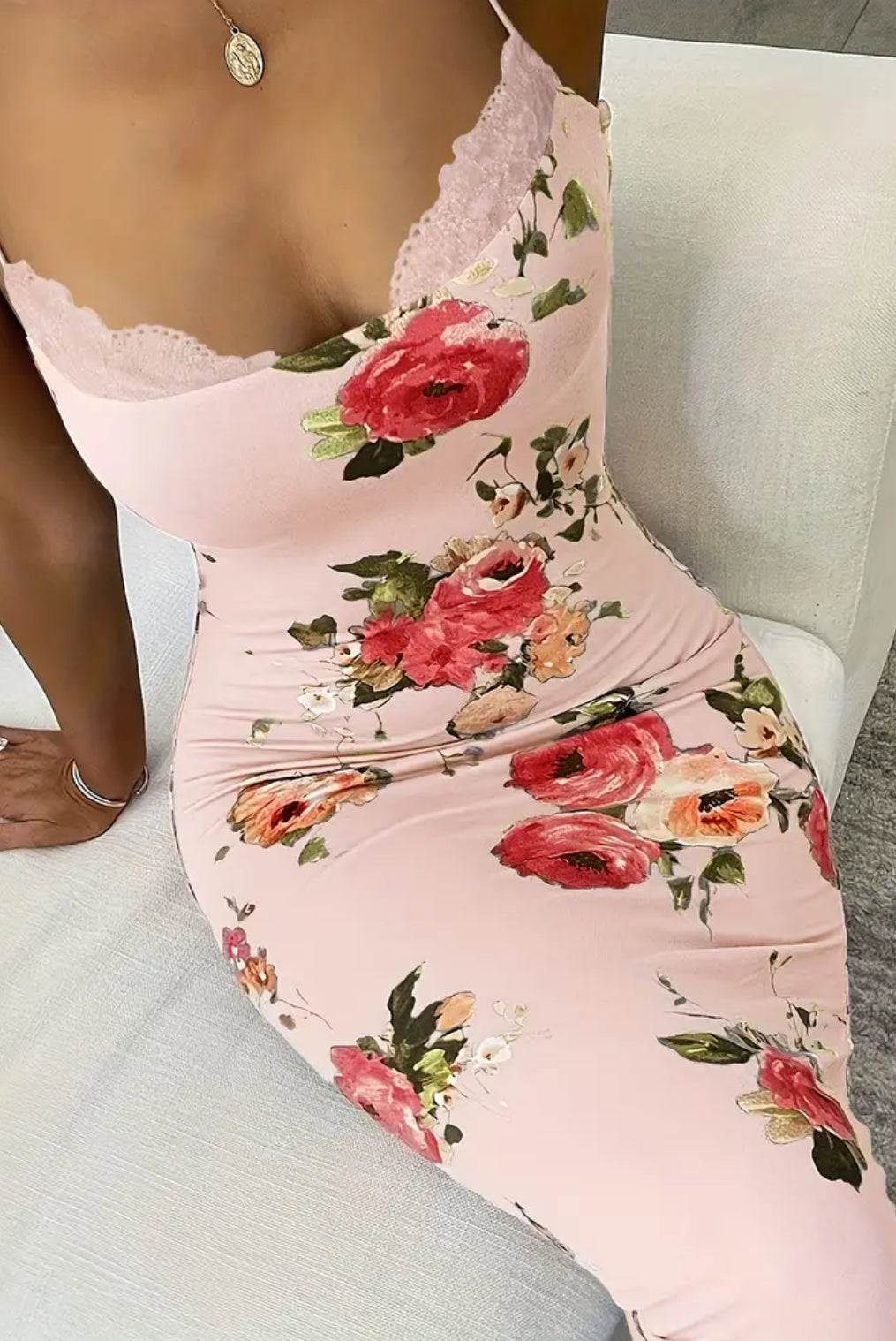 Vestido camisero ajustado con tirantes finos y espalda abierta elegante con diseño floral