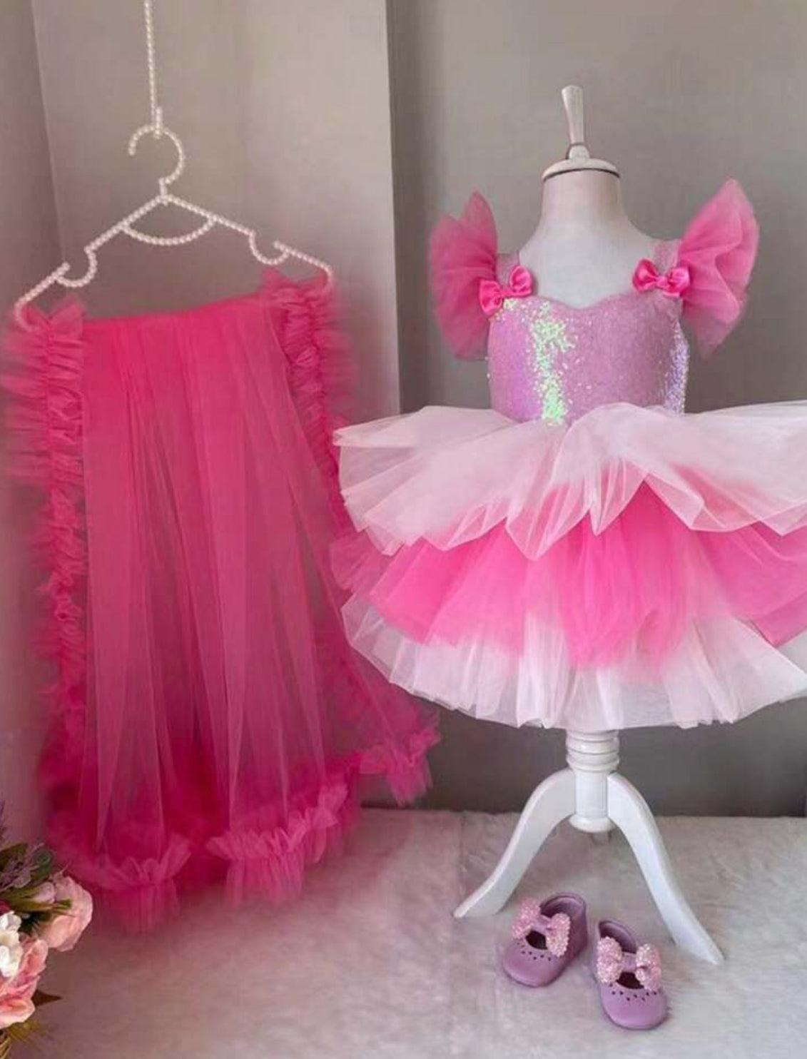 Elegante vestido de princesa para niña con decoración de lazo, lentejuelas y cola de tul de malla