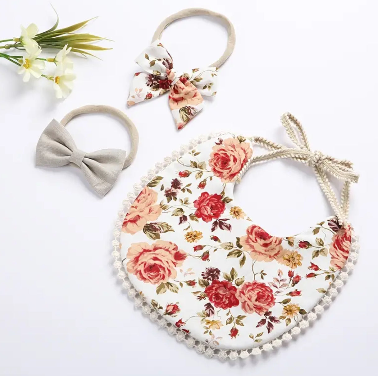 Lindo conjunto de babero y diadema de algodón con estampado floral para recién nacidos