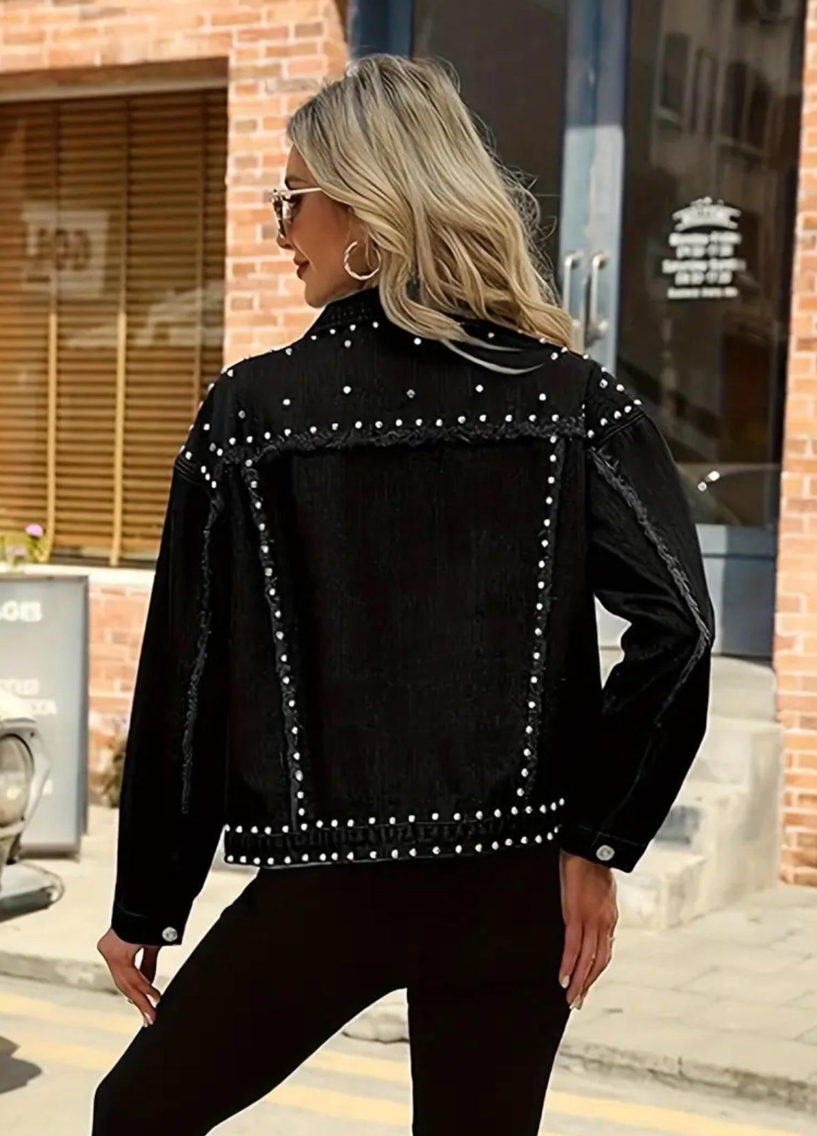 Chaqueta vaquera con tachuelas y detalle sin rematar