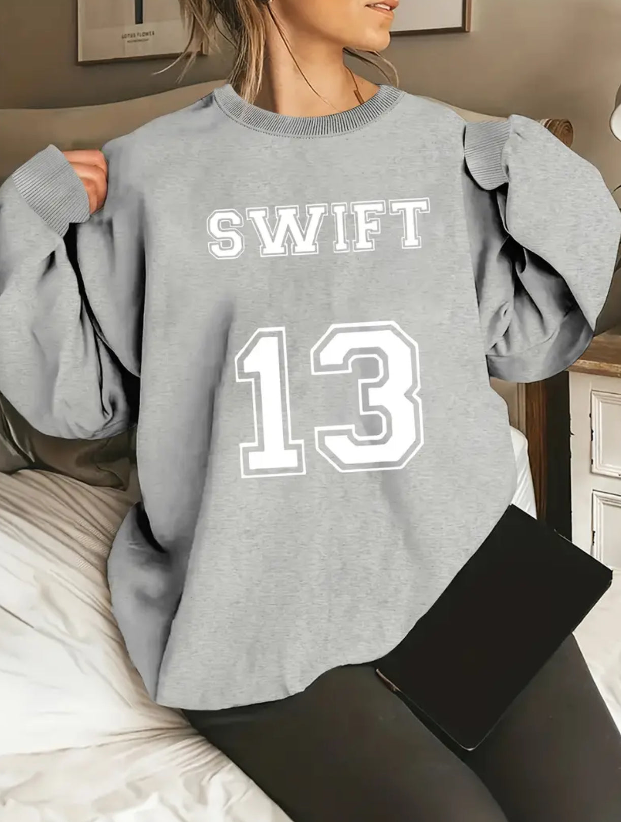 Sudadera informal de cuello redondo y manga larga con el lema “SWIFT 13”, talla hasta 2XL