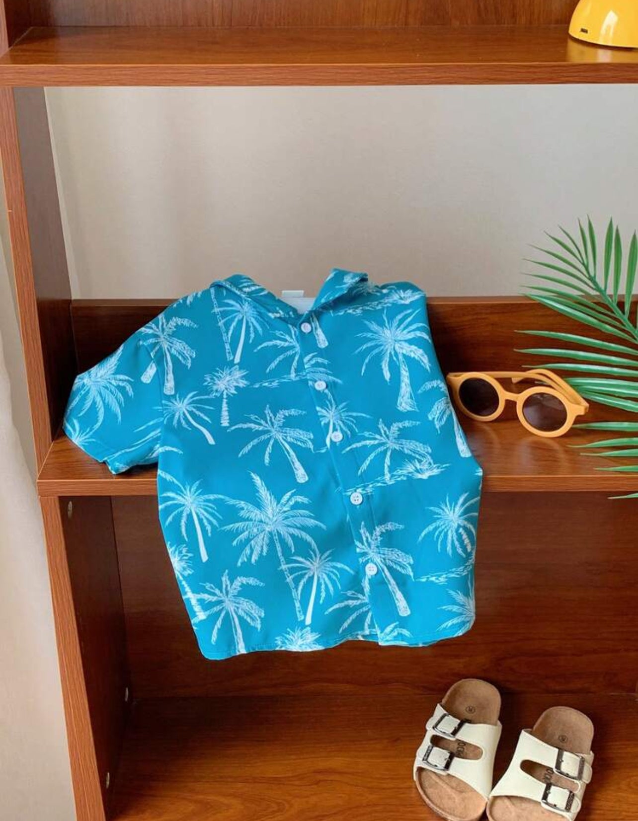 Camisa tejida de manga corta con cuello vuelto y diseño de árbol de coco