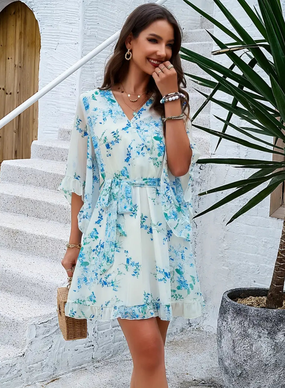 Vestido con escote en V, cinturón y estampado floral de Hannah para mujer: mangas acampanadas y volantes