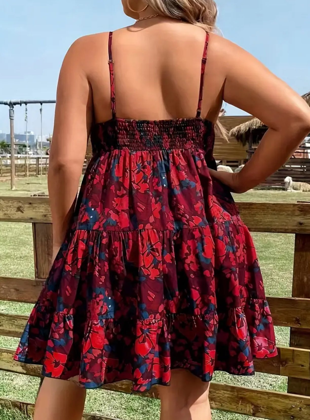 Vestido elegante con escote en V, sin mangas y fruncido en capas con flores rojas de talla grande