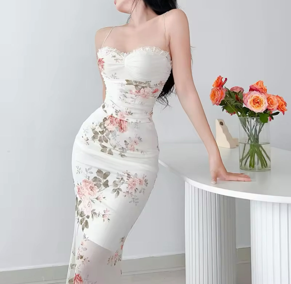 Elegante vestido con tirantes finos y flores, sin espalda y hombros descubiertos