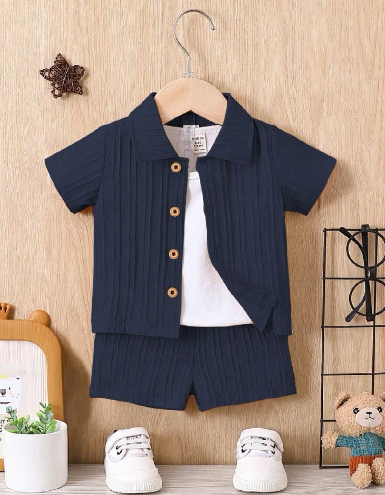 Camisa con botones al frente y pantalones cortos para bebé niño sin camiseta