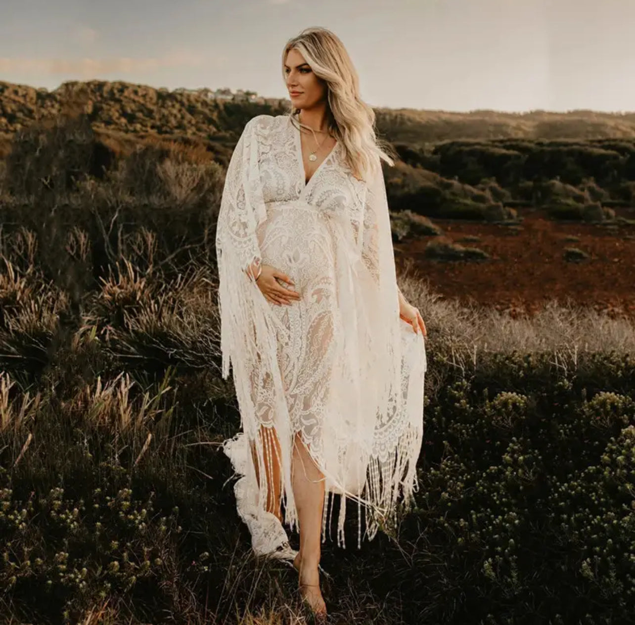 Fotografía de maternidad con encaje bohemio, vestido largo bohemio