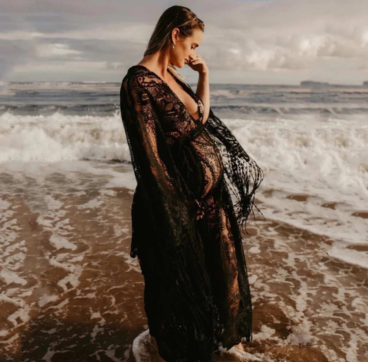 Fotografía de maternidad con encaje bohemio, vestido largo bohemio