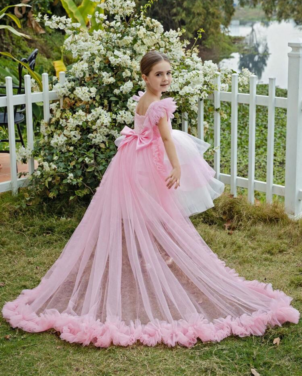 Elegante vestido de princesa para niña con decoración de lazo, lentejuelas y cola de tul de malla