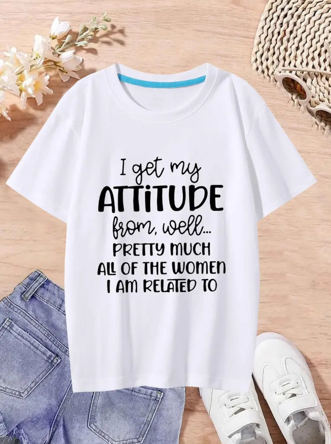 Camiseta estampada juvenil con la frase “Mi actitud proviene de casi todas las mujeres con las que estoy emparentado”